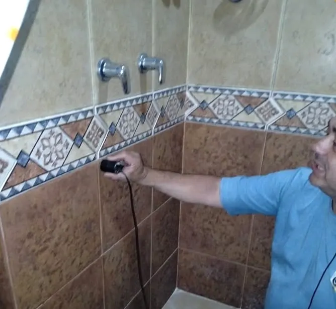 Diagnóstico de una fuga en la pared de una ducha con geófono