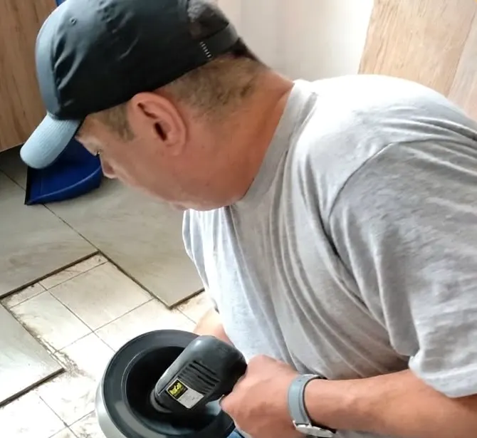 Juan Fernando Martínez destapando un desagüe de piso con máquina eléctrica en Medellín